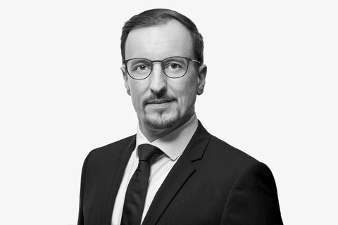 Der Diplom-Volkswirt Marco Räpple, ein Sachverständiger für Immobilienbewertung bei Braun&Westenberger trägt auf dem schwarzweißen Bild eine Brille. Der dunkle Businessanzug wird durch eine Krawatte ergänzt.