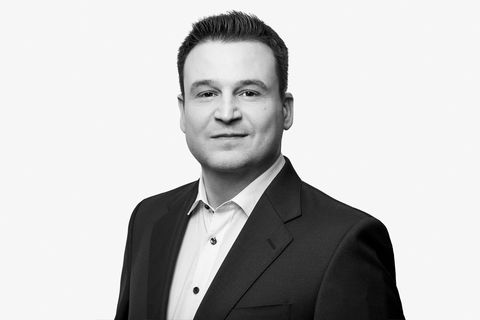 Bachelor of Science Marinko Miletic ist auf der Fotografie in ein Anzug gekleidet, aber er trägt keine Krawatte. Herr Miletic ist Sachverständiger für Immobilienbewertung bei Braun&Westenberger in Frankfurt und Darmstadt.